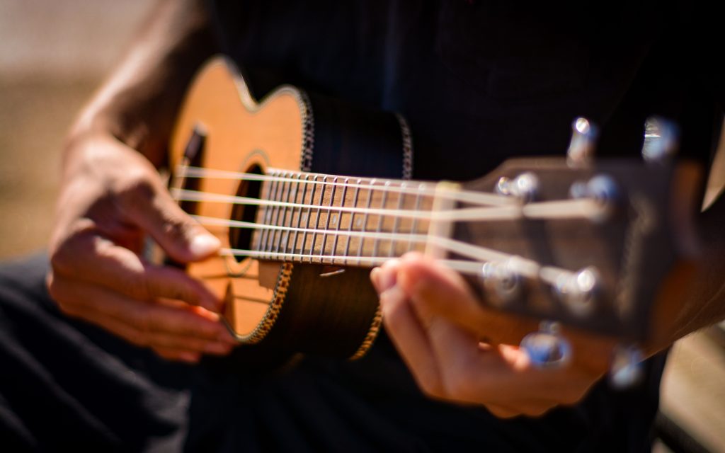 pexels-photo-7864415-7864415 ritmo hawaiano en ukelele